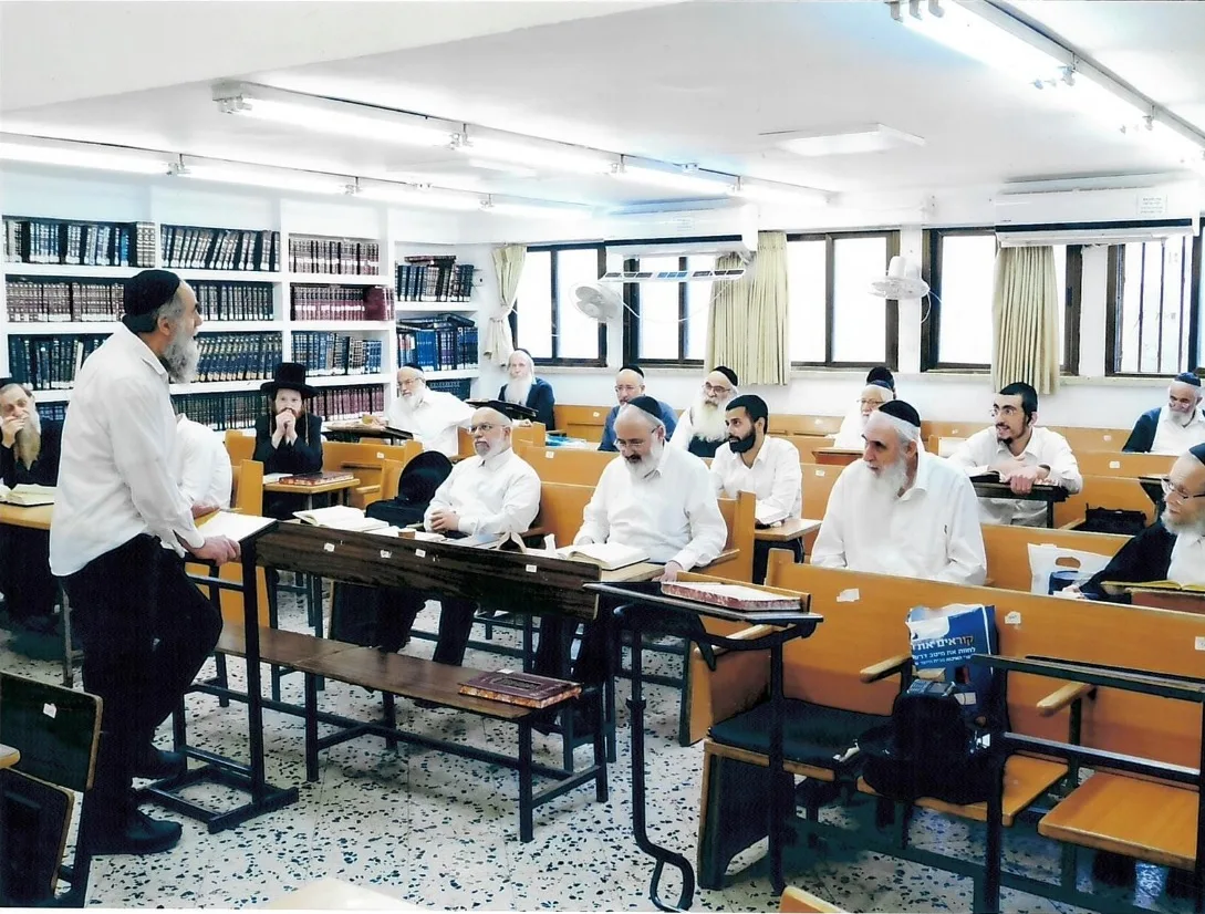 Rabbi giving a shiur in the beit midrash
